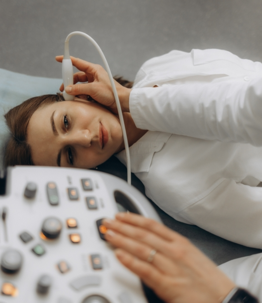 Mulher deitada sendo examinada