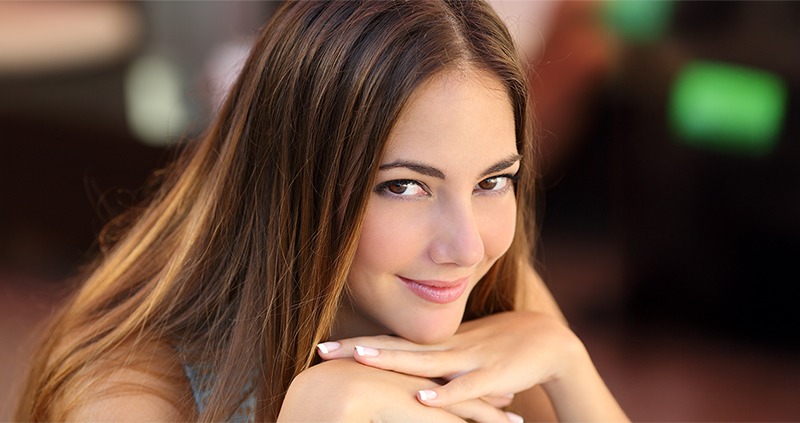 Mulher perdendo fios de cabelos