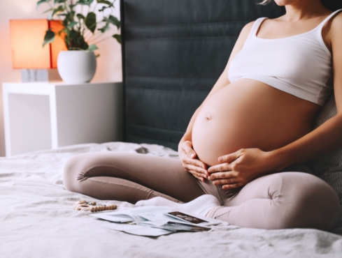 Mãe gravida passando a mão na sua barriga
