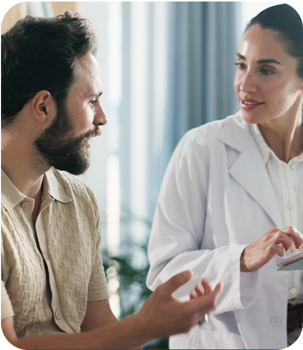 Mulher e homem sorrindo