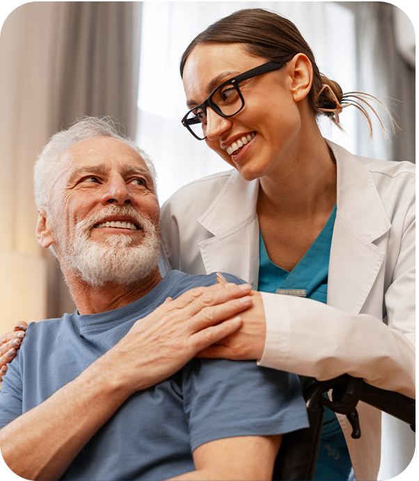 Mulher e homem sorrindo