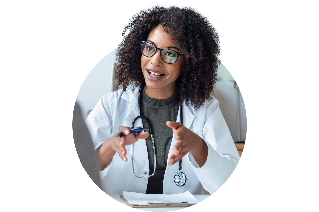Médica explicando